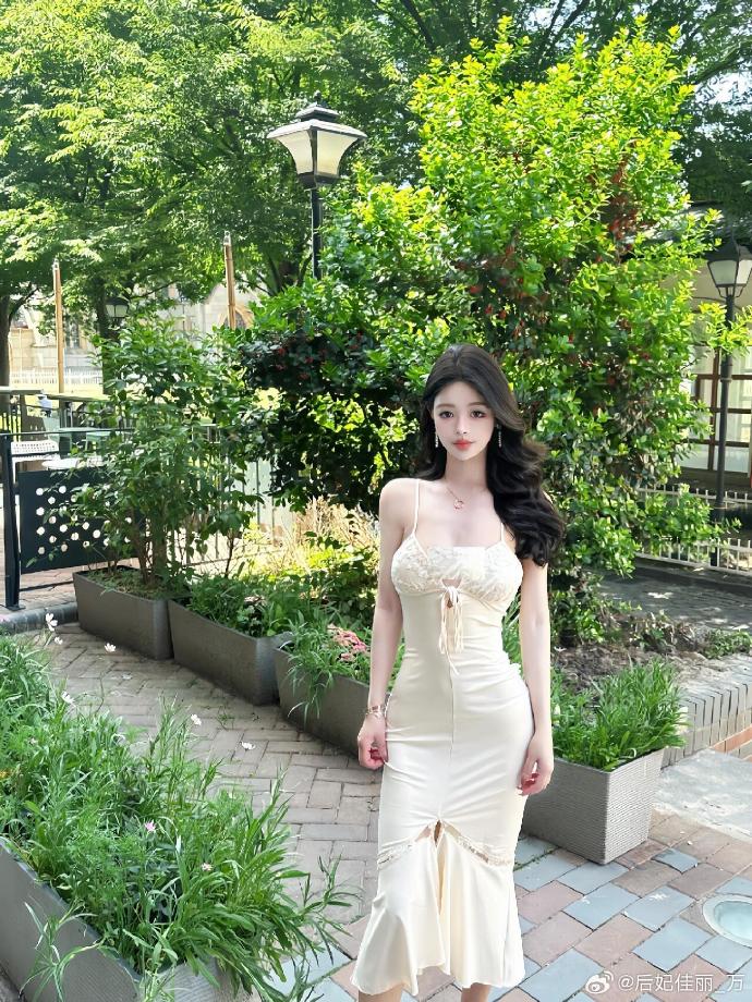 花园小径上的浅色裙装