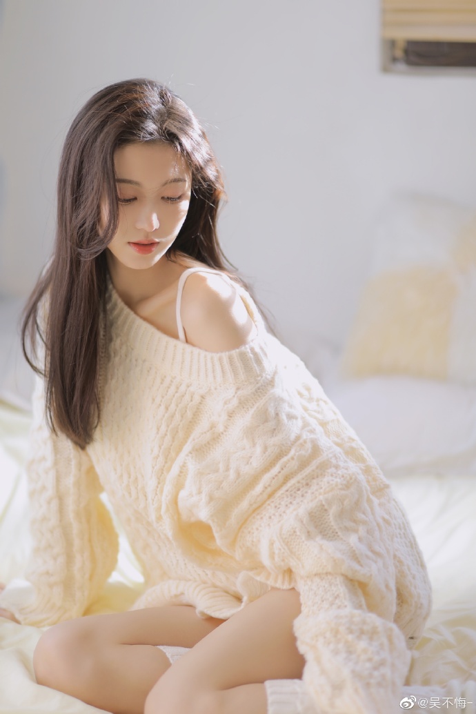 柔光中的浅色针织
