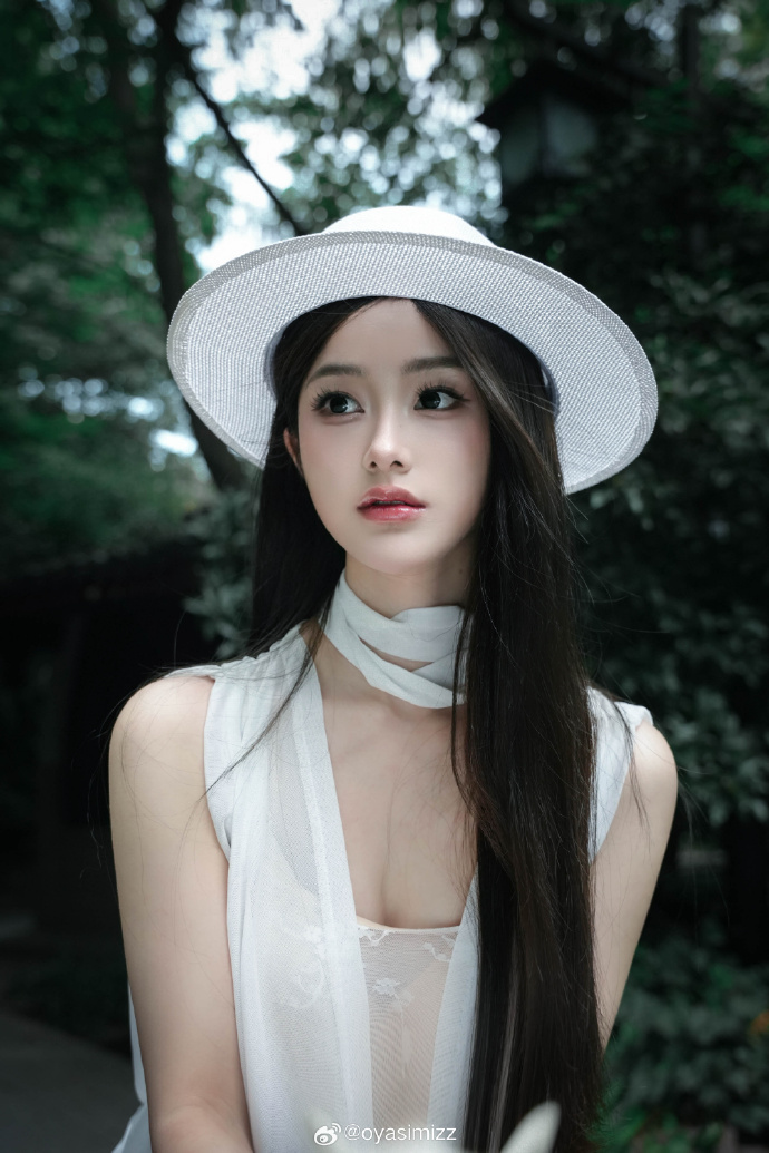 林间帽檐与正面肖像